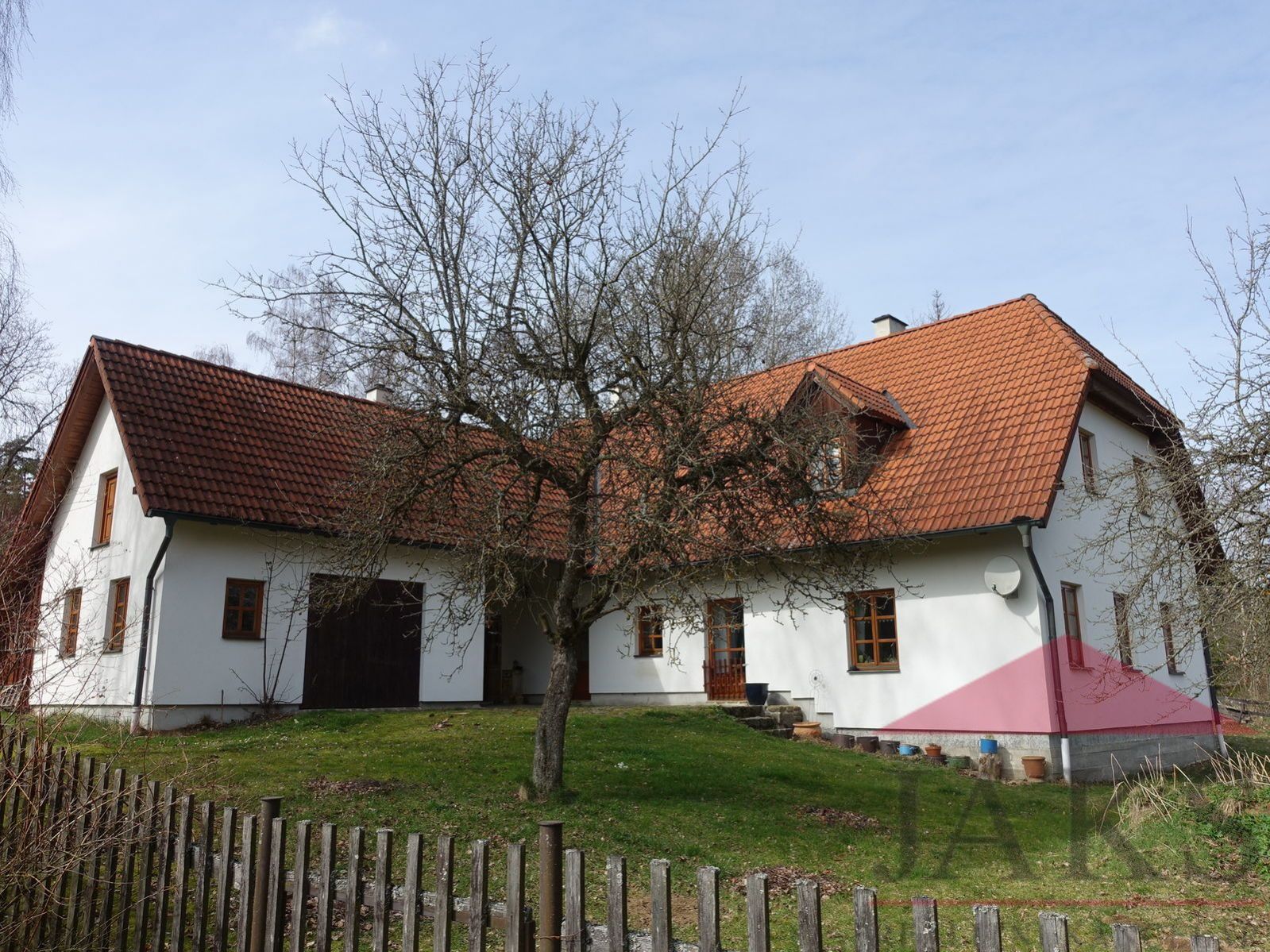 Bernartice u Kolince; rodinný dům (4+kk; 213 m2) s pozemky 32.219 m2 na samotě, obrázek č. 2