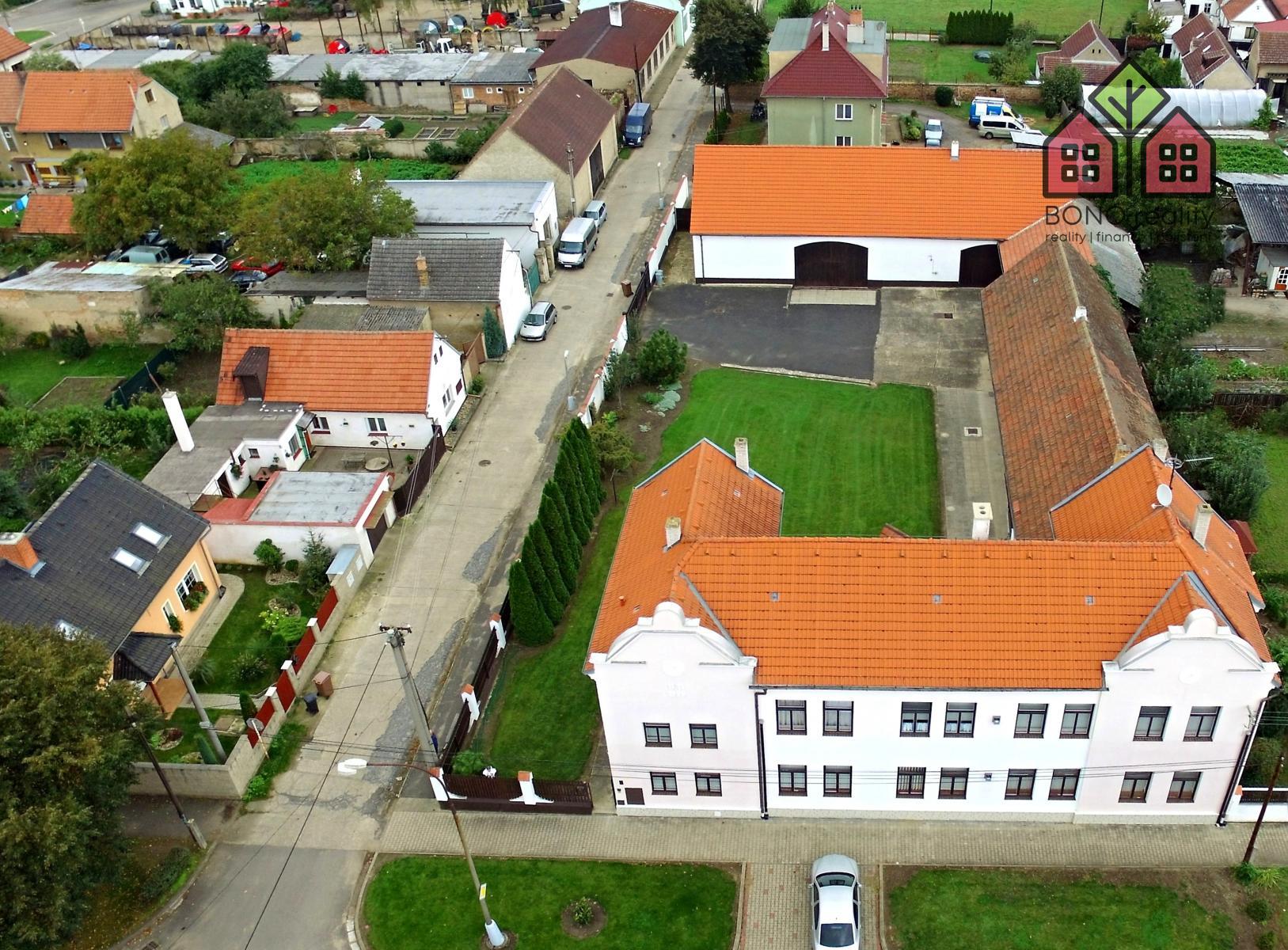 komerční nemovitost, pozemek 1962 m2, dvě stodoly, garáže, dva byty, okres Litoměřice, obec Travčice, obrázek č. 1