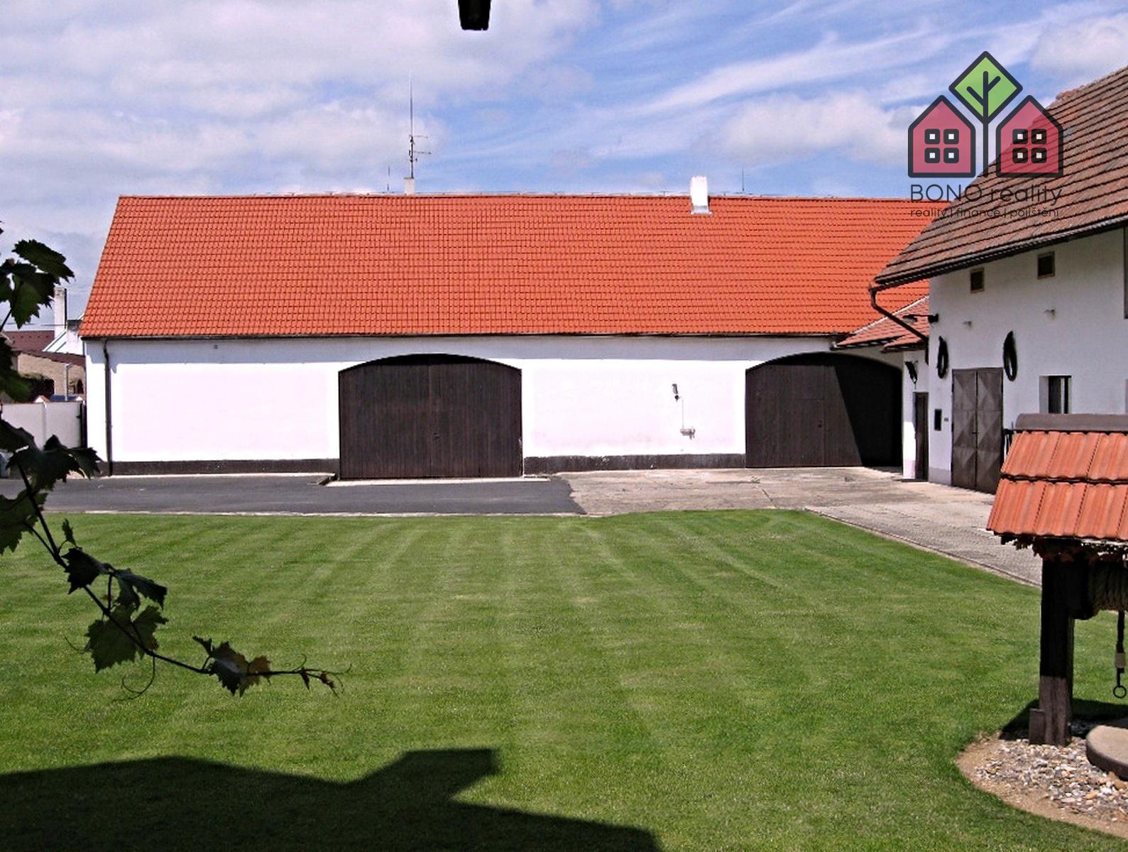 komerční nemovitost, pozemek 1962 m2, dvě stodoly, garáže, dva byty, okres Litoměřice, obec Travčice, obrázek č. 3