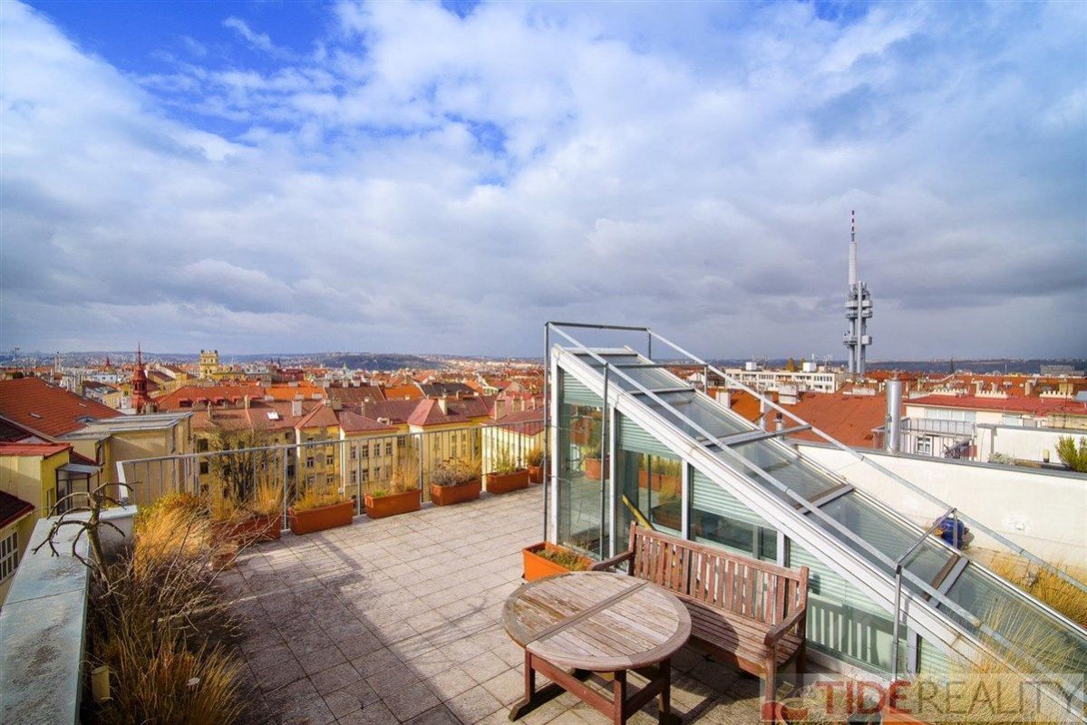 Prodej krásného střešního apartmánu 196m2 s terasami 83m2, Praha 3 Vinohrady