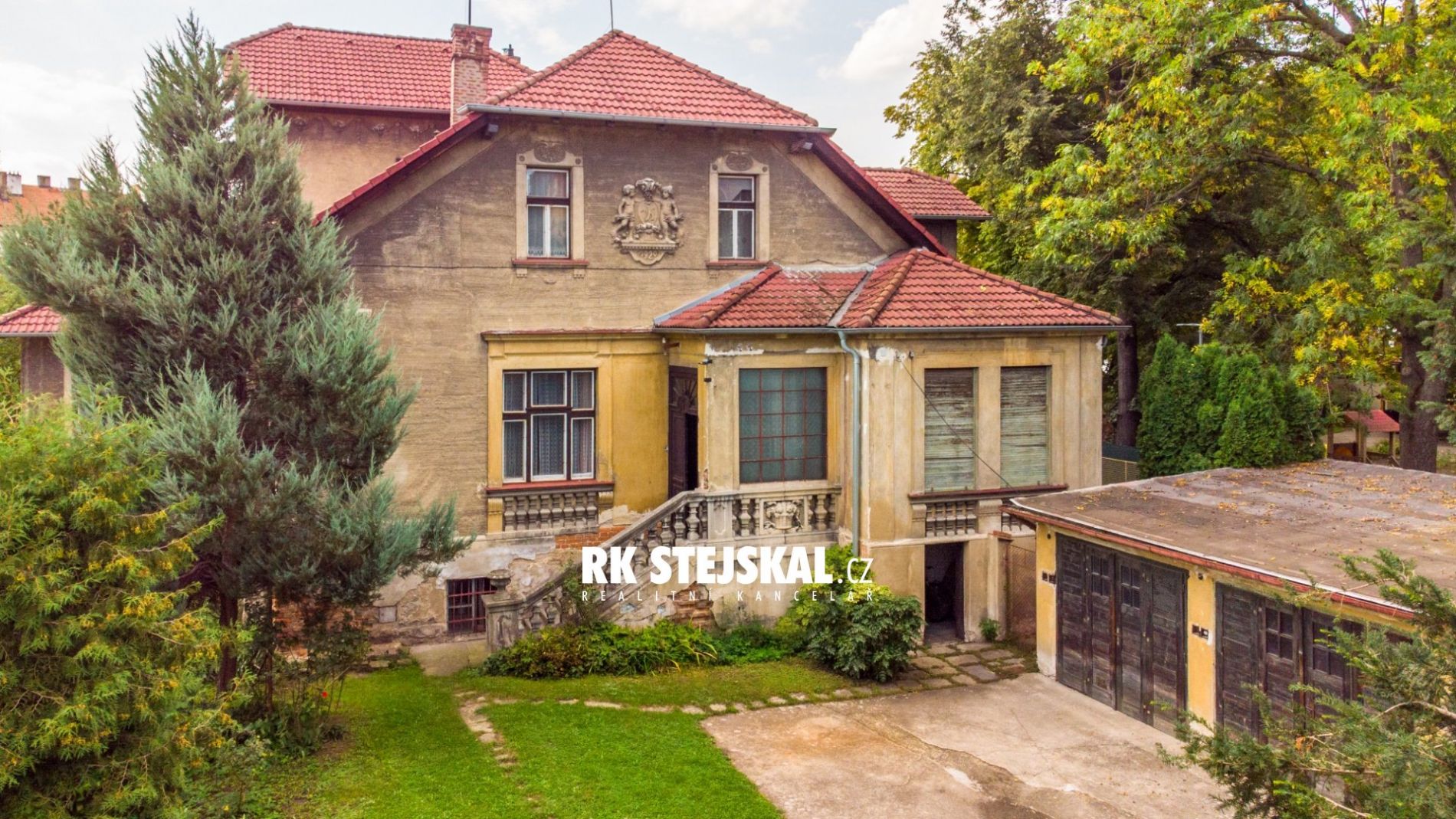 Prodej velice atraktivní nemovitosti, Prvorepubliková rezidence s velkým pozemkem v centru Českých B, obrázek č. 1