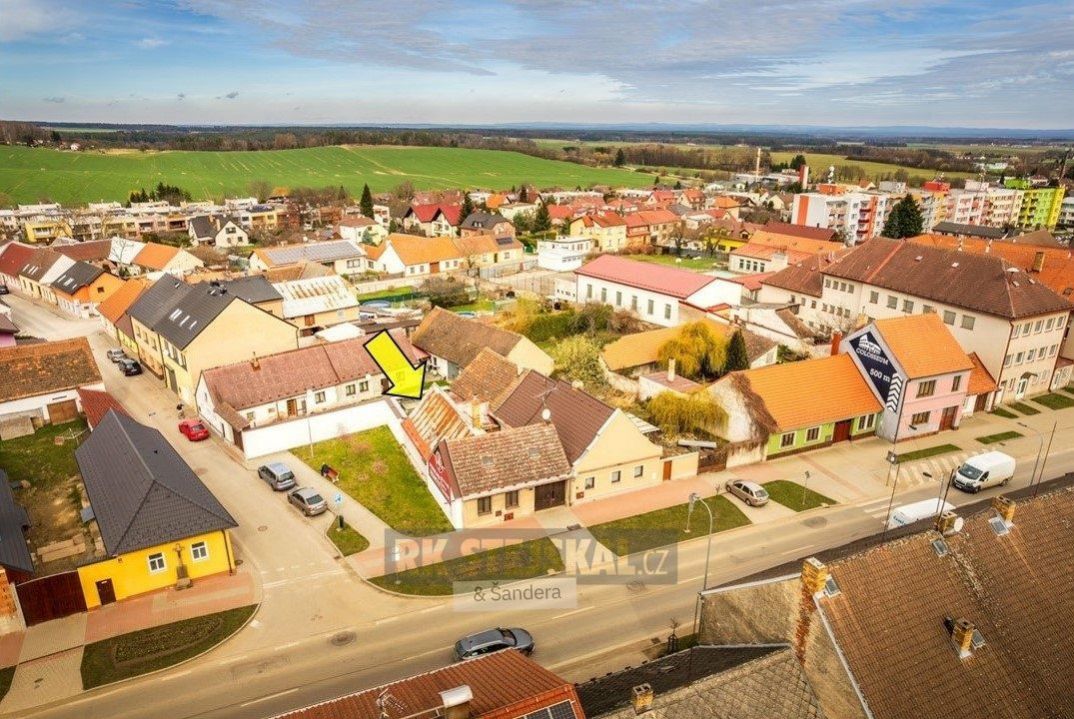 Rodinný domek s prostornou půdou, pozemkem ca 135m2 a dvorem, Lišov, okr. České Budějovice, obrázek č. 1