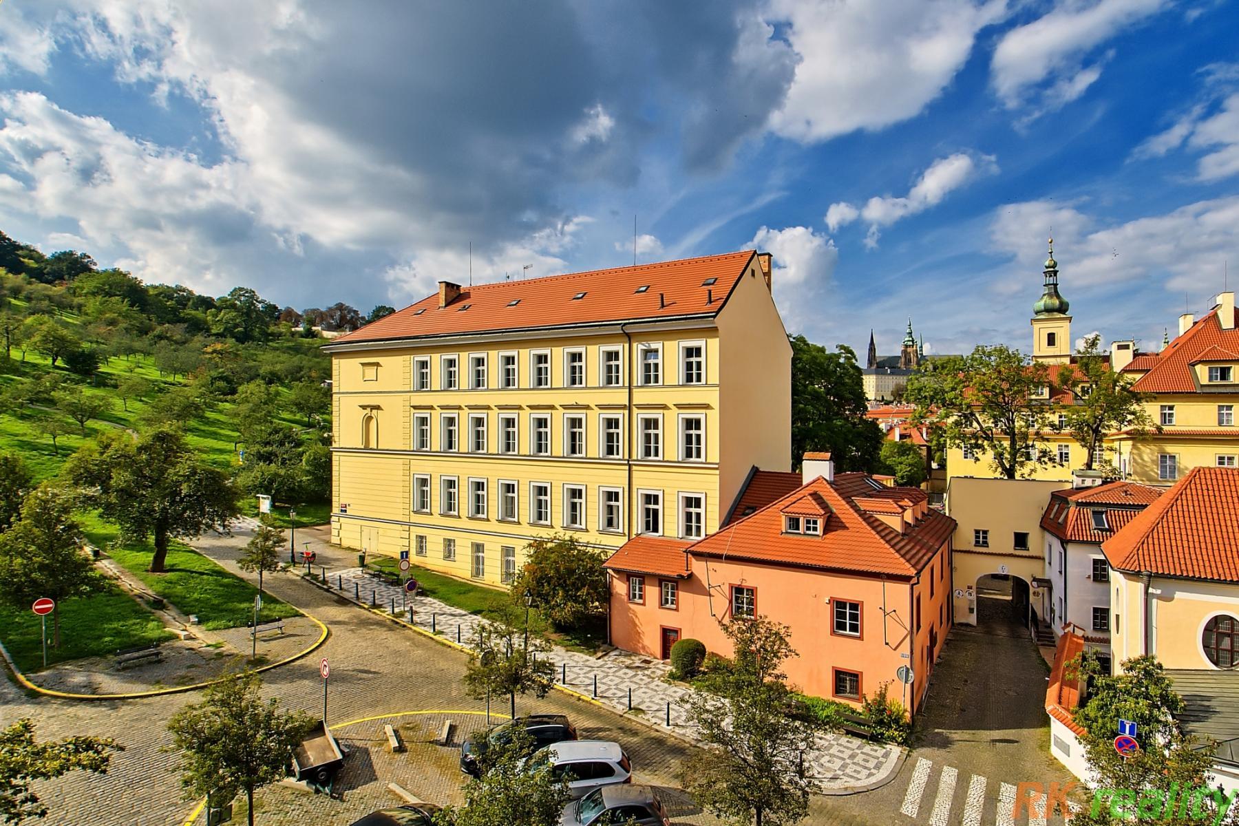 Pronajato-Praha 1 Malá Strana ul. Hellichova 2kk s výhledem na hrad vedle parku Petřín