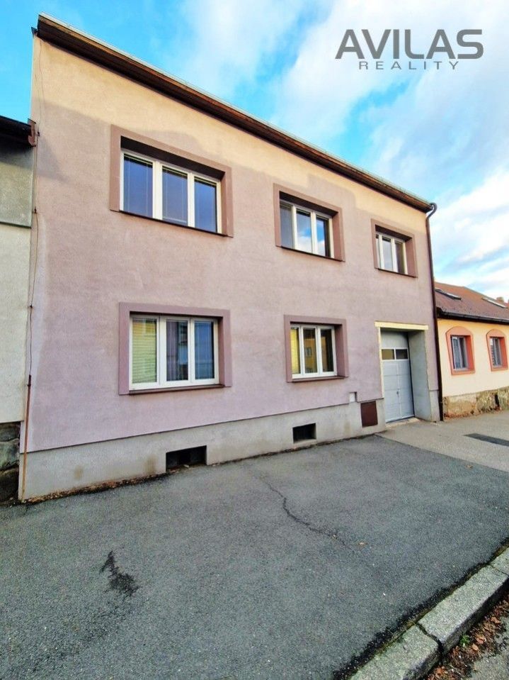 Prodej řadového domu se třemi bytovými jednotkami a dvěmi garážemi nedaleko centra města Benešov, obrázek č. 2