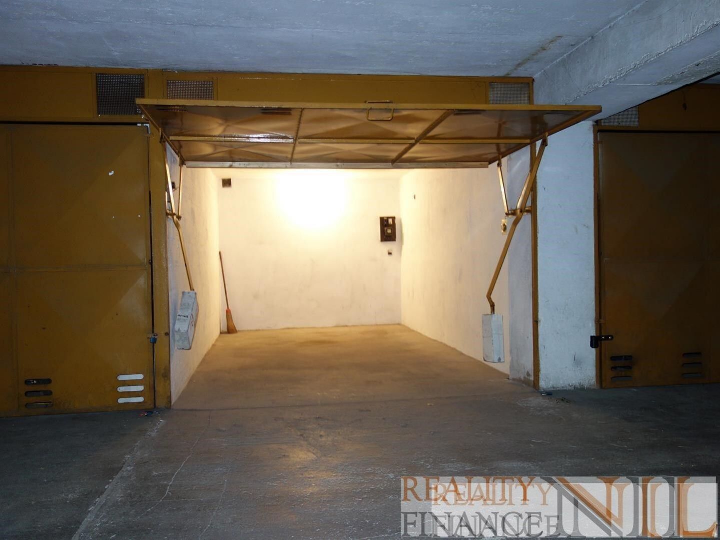Nabízíme pronájem garáže 18 m2 v garážovém domě na Slovanech, obrázek č. 1