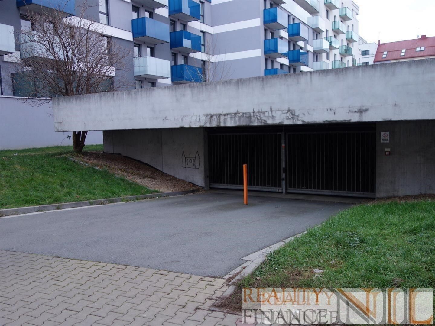 Nabízíme k pronájmu jedno garážové parkovací stání v Plzni v ulici Kollárova