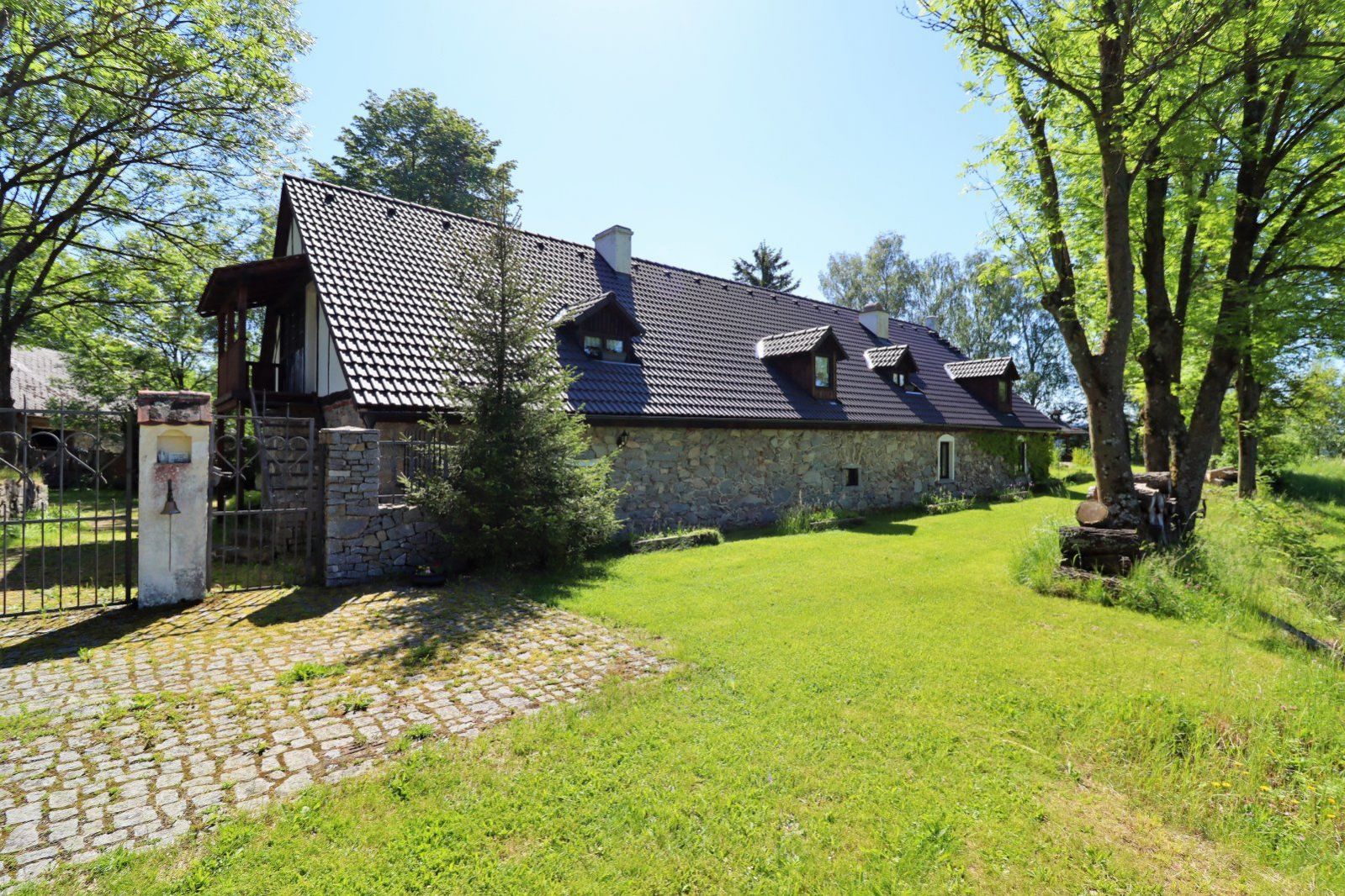 Prodej venkovské usedlosti s 2 ha pozemku, 2 domy a stodolou v předhůří Šumavy v Brodu u Kolince, obrázek č. 2