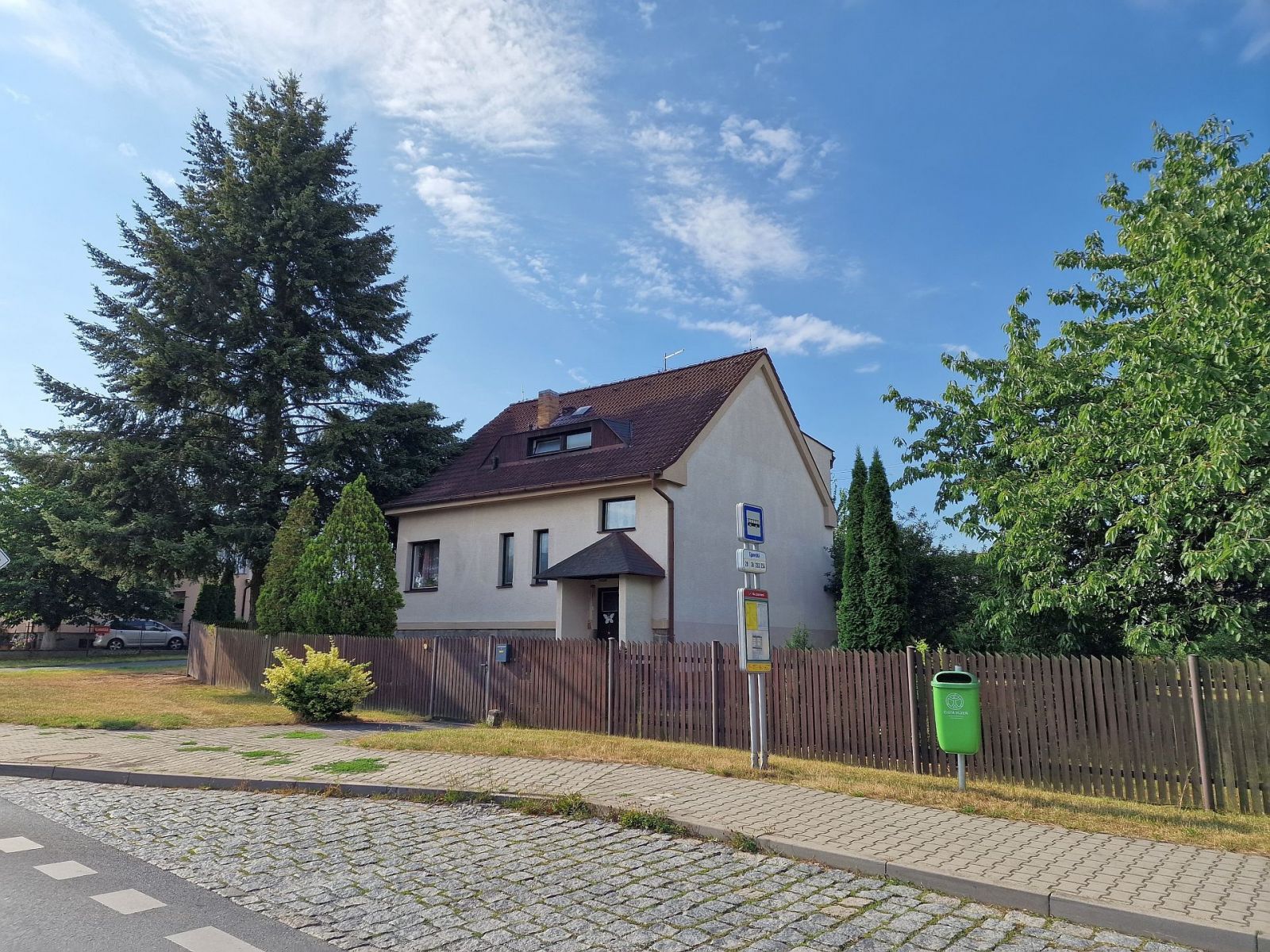 Samostatně stojící rodinný dům s bazénem a velkou zahradou v Plzni Újezdě, obrázek č. 2