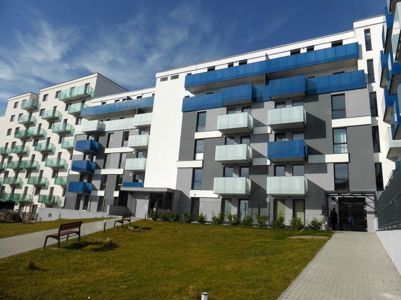 Novostavba bytu 2+kk o velikosti 46 m2 s prostorným balkonem 10 m2 a parkováním v širším centru měst, obrázek č. 1