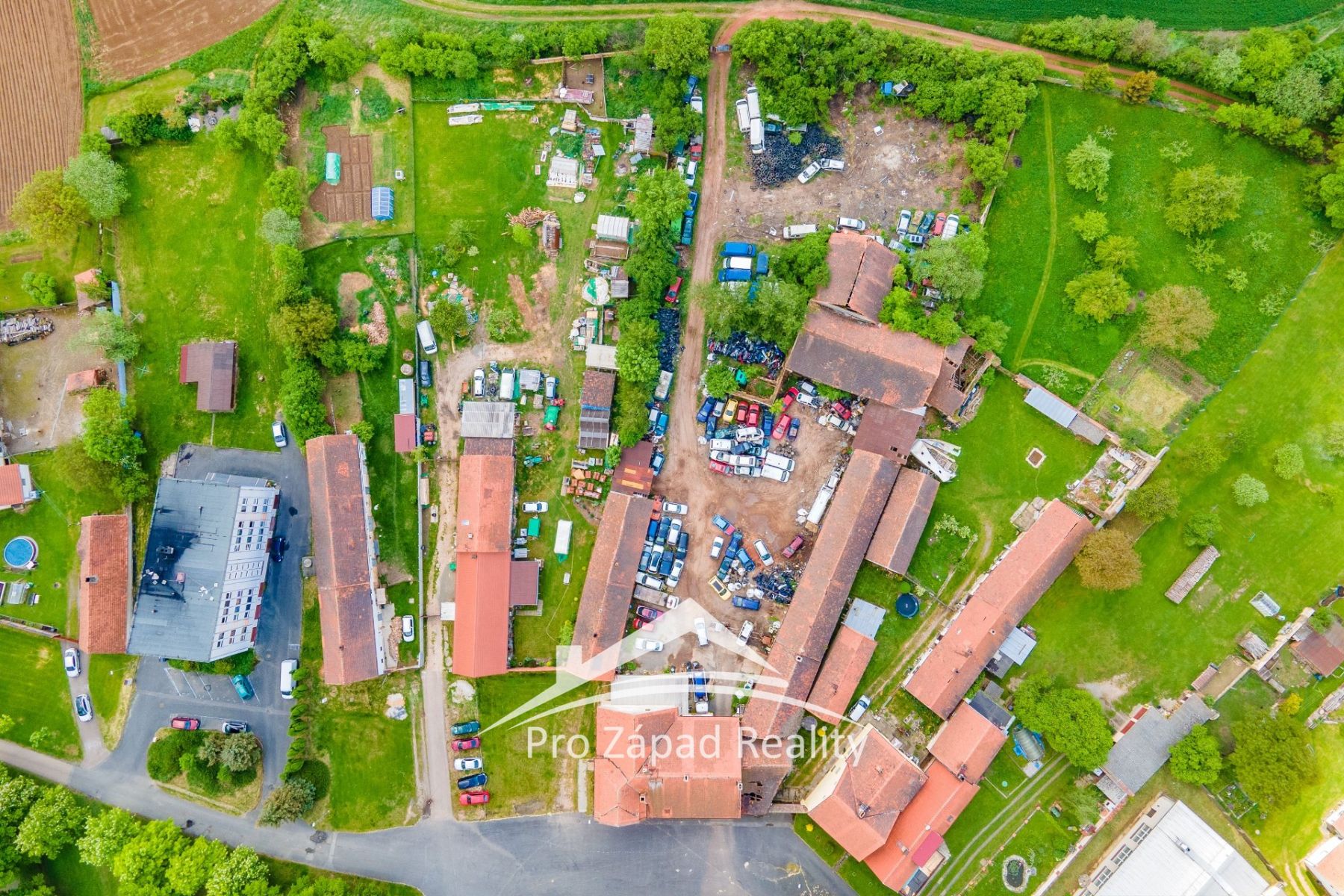Prodej budov a pozemků na návsi Ves Touškov, 5 707  m2, obrázek č. 3