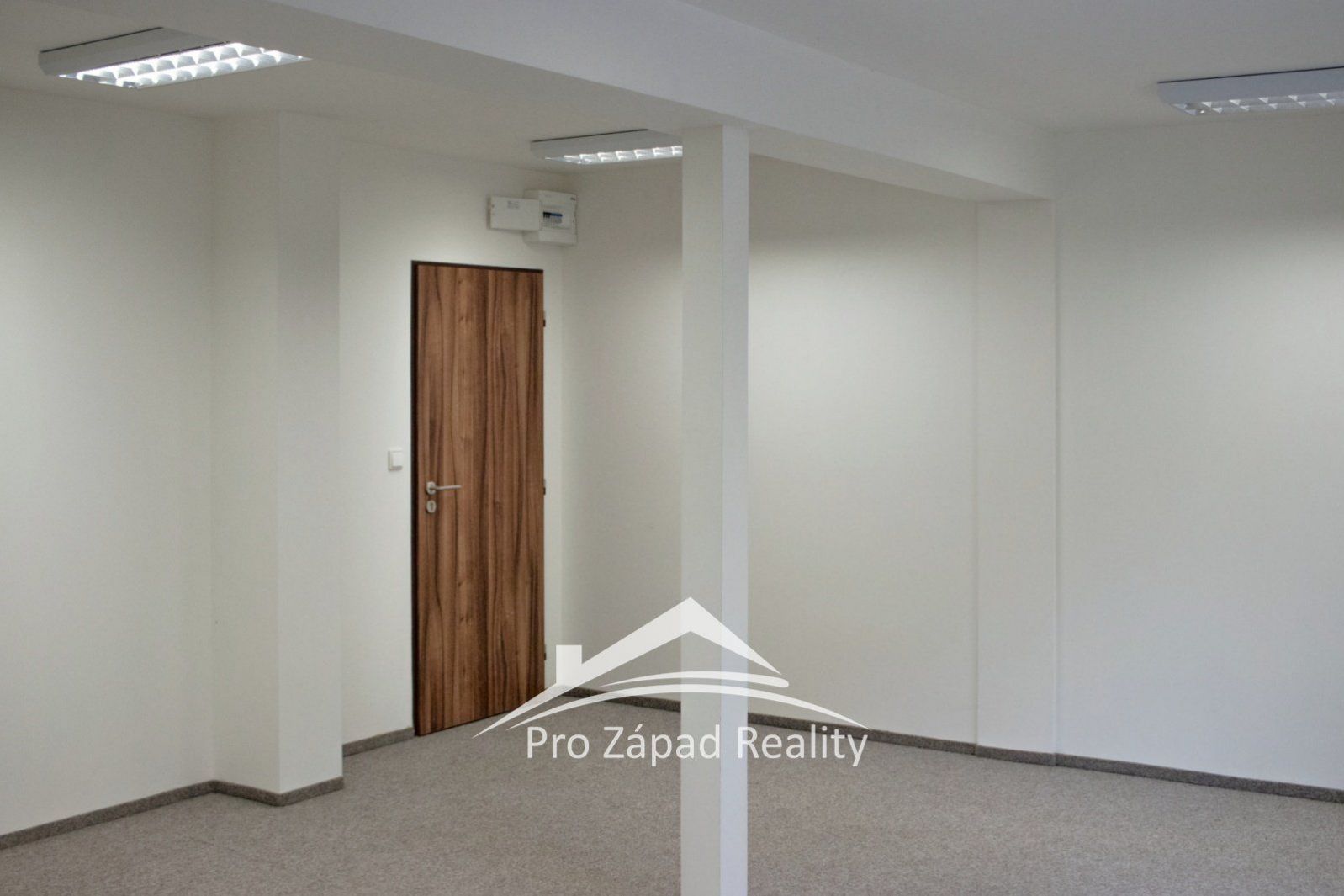 Pronájem kanceláře s parkovacím místem, 33,14 m2, Plzeň - Valcha, obrázek č. 1