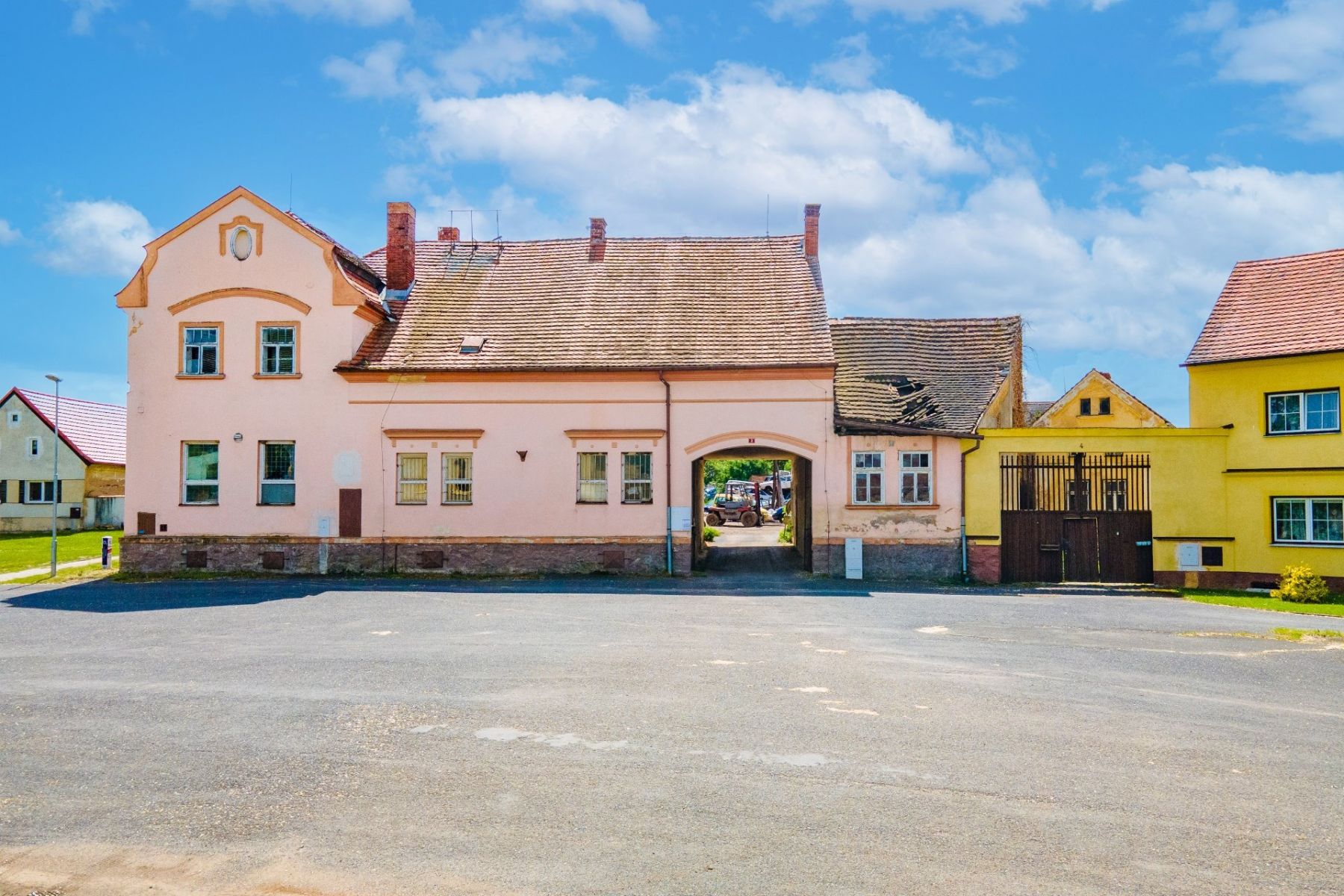 Prodej budov a pozemků na návsi obce Ves Touškov, 5 707  m2, obrázek č. 2