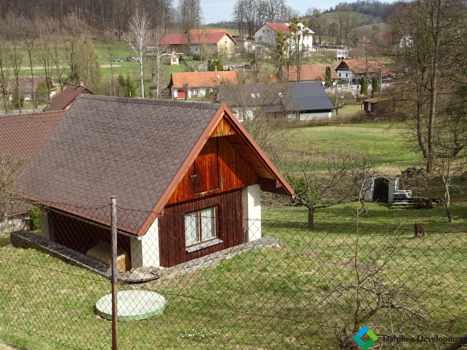 Zastavitelný pozemek 878 m2 s chatkou v Tichá na Moravě