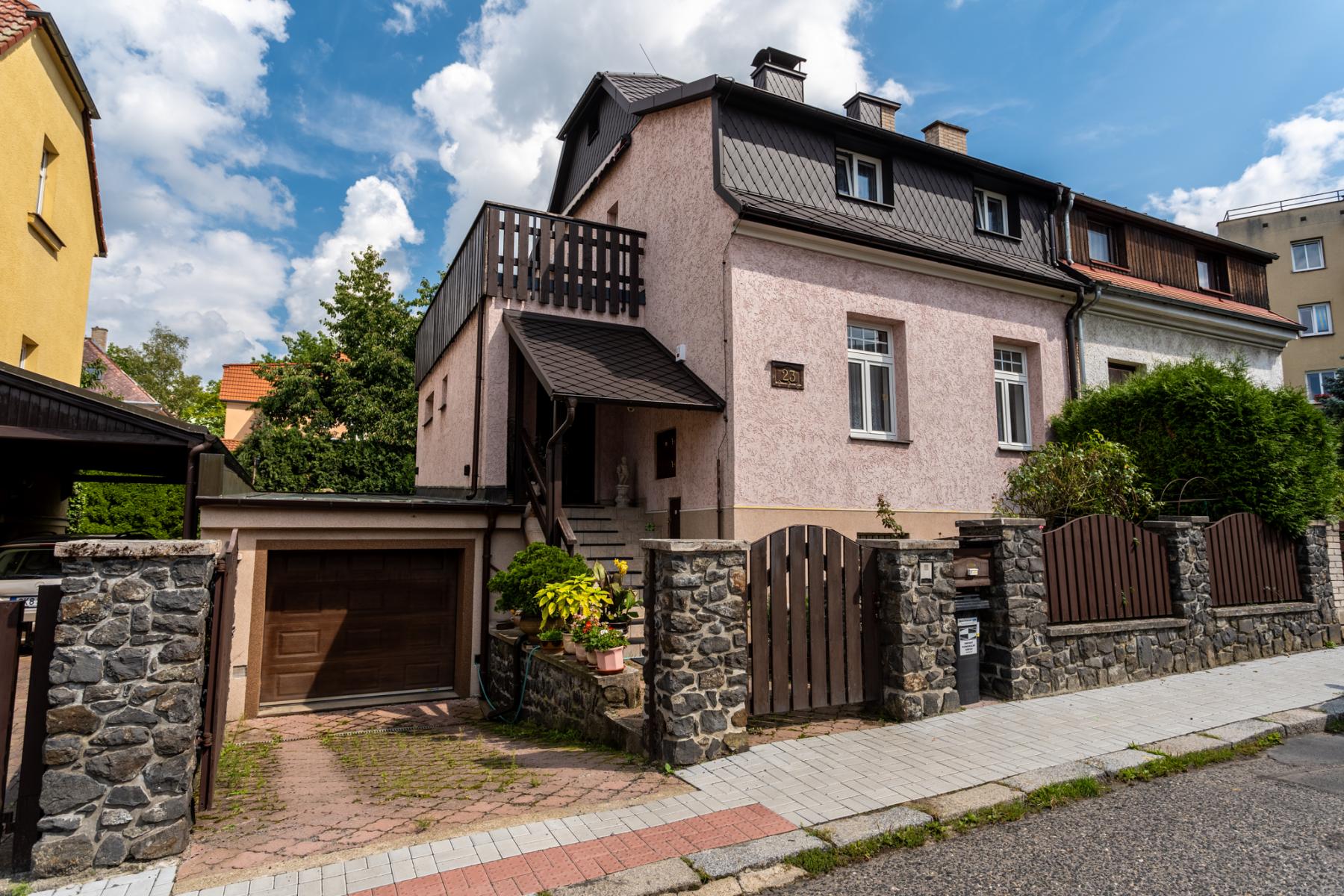Rodinný dům v Horních Drahovicích se zahradou a garáží pro dvě auta