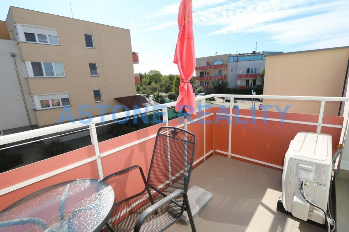 Zařízený byt k pronájmu 1+kk s balkonem, 37 m2, Praha 10 - Uhříněves, ul. Blšanecká, obrázek č. 1