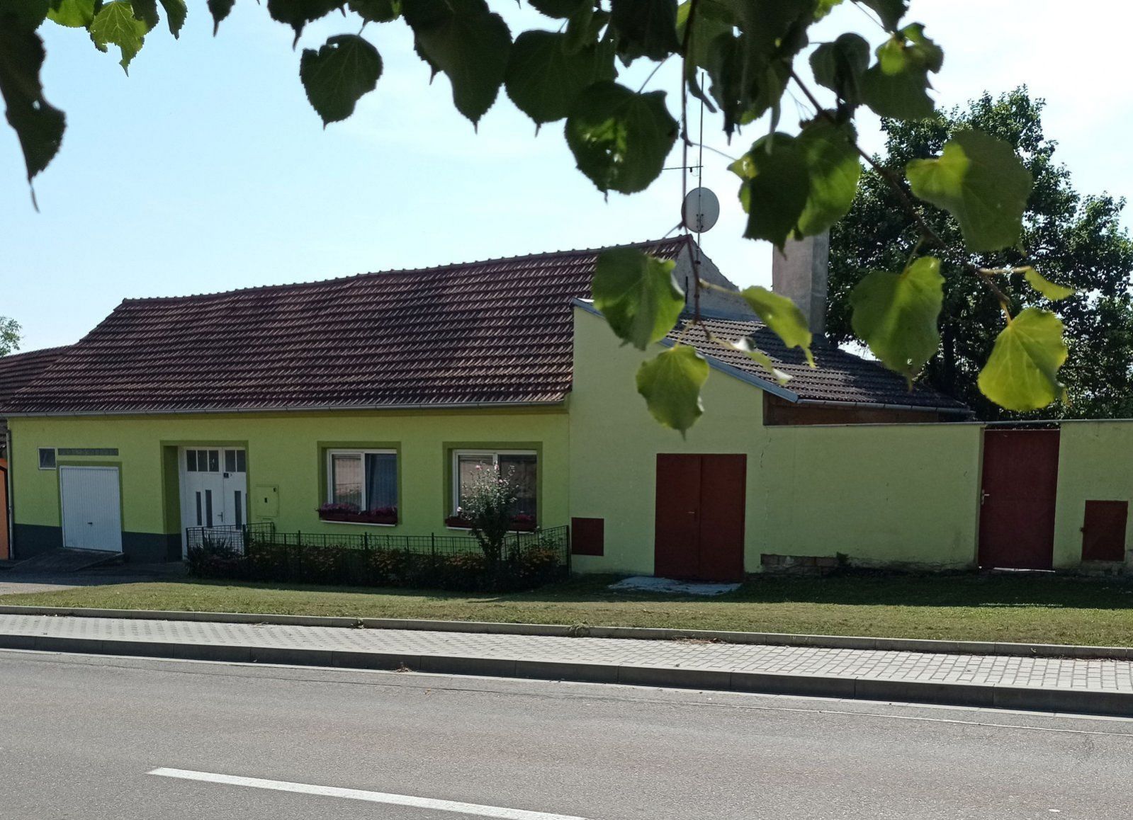 Prodej rozlehlého rodinného domu s garáží v centru Drnholce