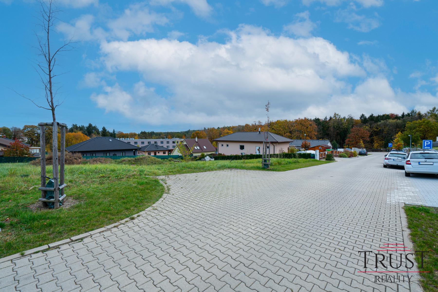 Stavební pozemek, 832 m2, stavební povolení, projekt na bungalov, Doubravčice