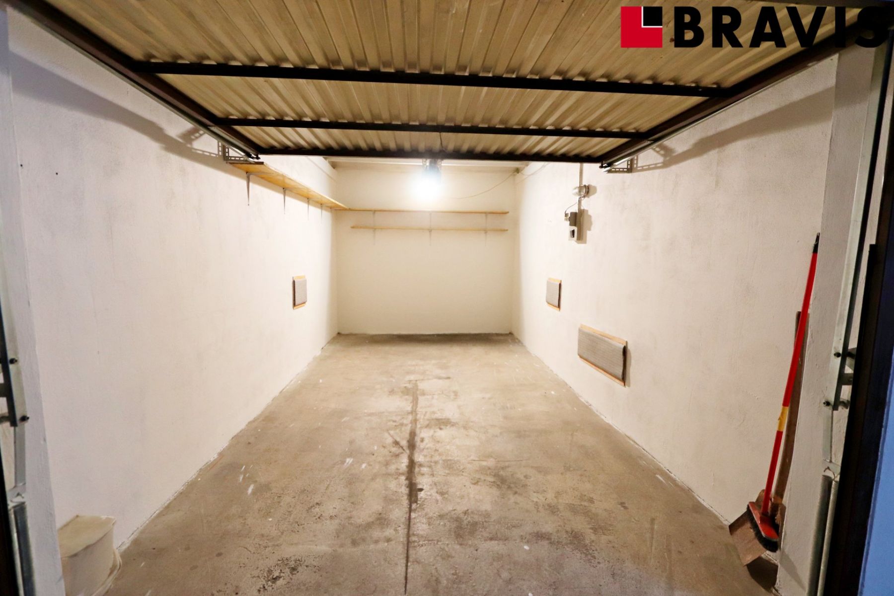 Prodej garáže 17 m2, zavedená elektřina, Brno - Bystrc, ul. Valouškova, obrázek č. 1