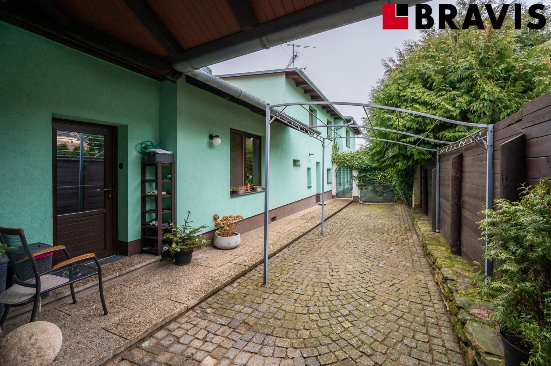 Prodej vícegeneračního rodinného domu 6+2, Brno - Žebětín, 2 samostatné jednotky, garáž, dílna, klid, obrázek č. 1