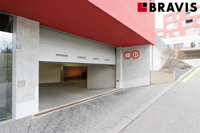Pronájem garážového stání v bytovém komplexu na ulici Jaroslava Foglara, Brno - Štýřice, obrázek č. 1