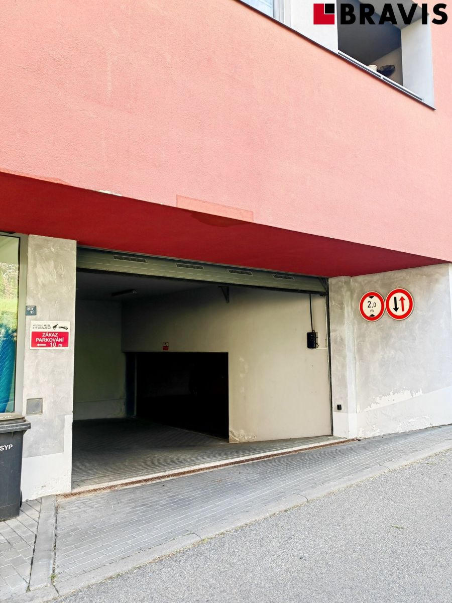 Pronájem garážového stání v bytovém komplexu na ulici Jaroslava Foglara, Brno - Štýřice, obrázek č. 1