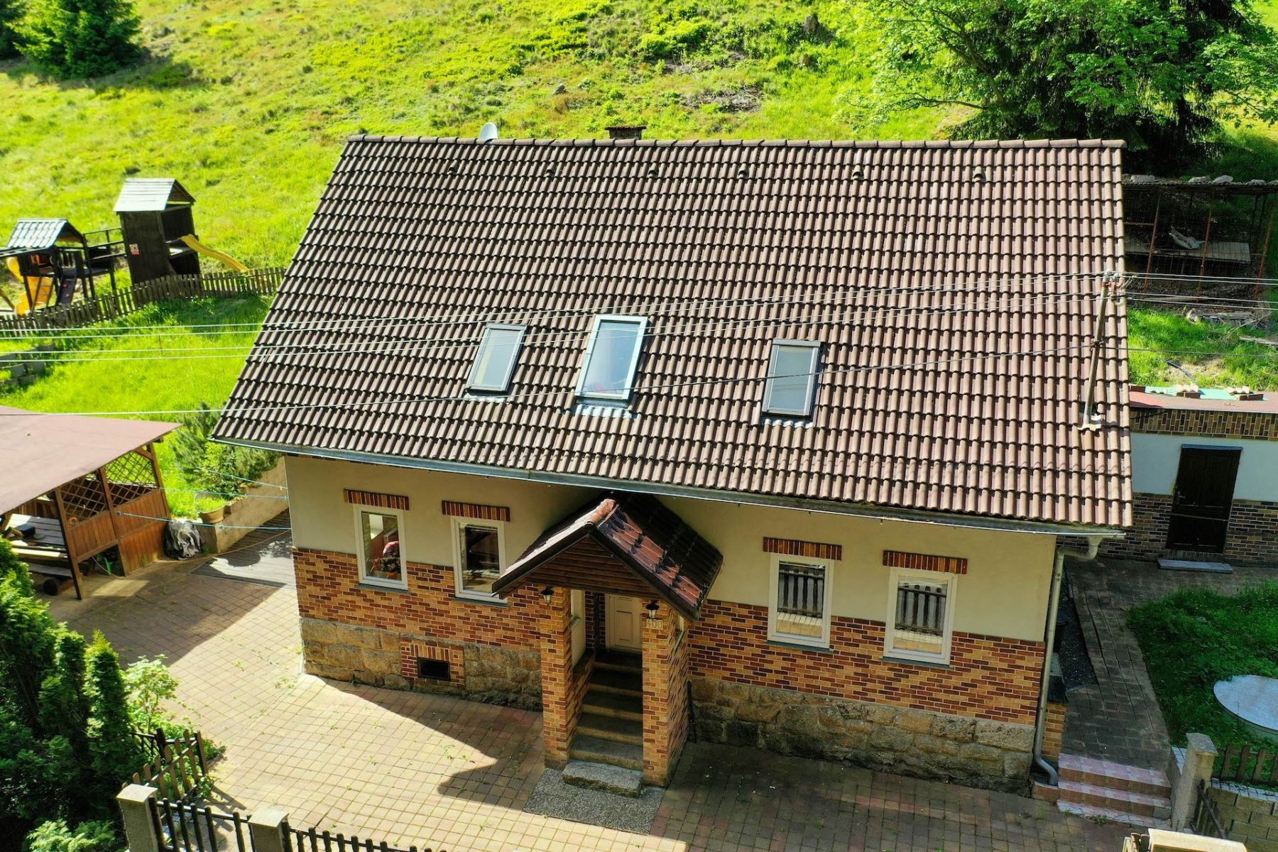 Prodej horského domu, po kompletní přestavbě, s rekreační dřevostavbou na pozemku o rozloze 2954 m2,, obrázek č. 1