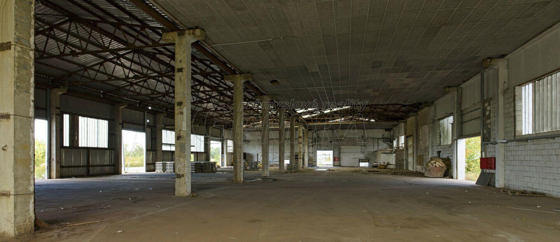 Zpevněný pozemek 23.838 m2 pro výrobu a skladování se dvěma halami a objektem garáží, obrázek č. 1