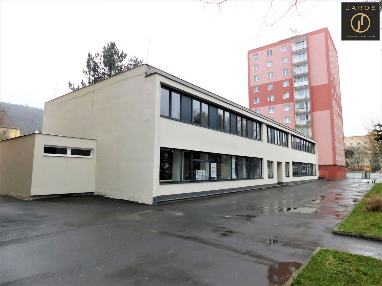 K prodeji obchodní, kancelářské, skladové, výrobní prostory s bytem o užitné ploše 2000 m2. Karlovy , obrázek č. 1