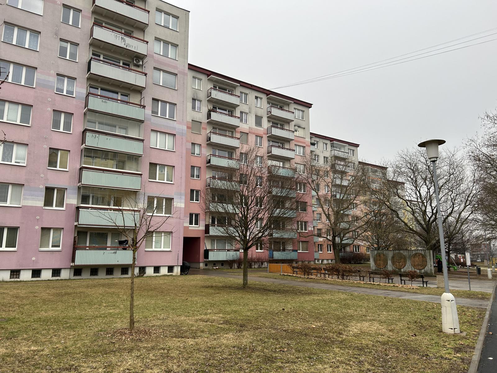 Nabízíme k prodeji byt 1+1 v panelovém bytovém domě na ulici Strnadova, Brno Líšeň
