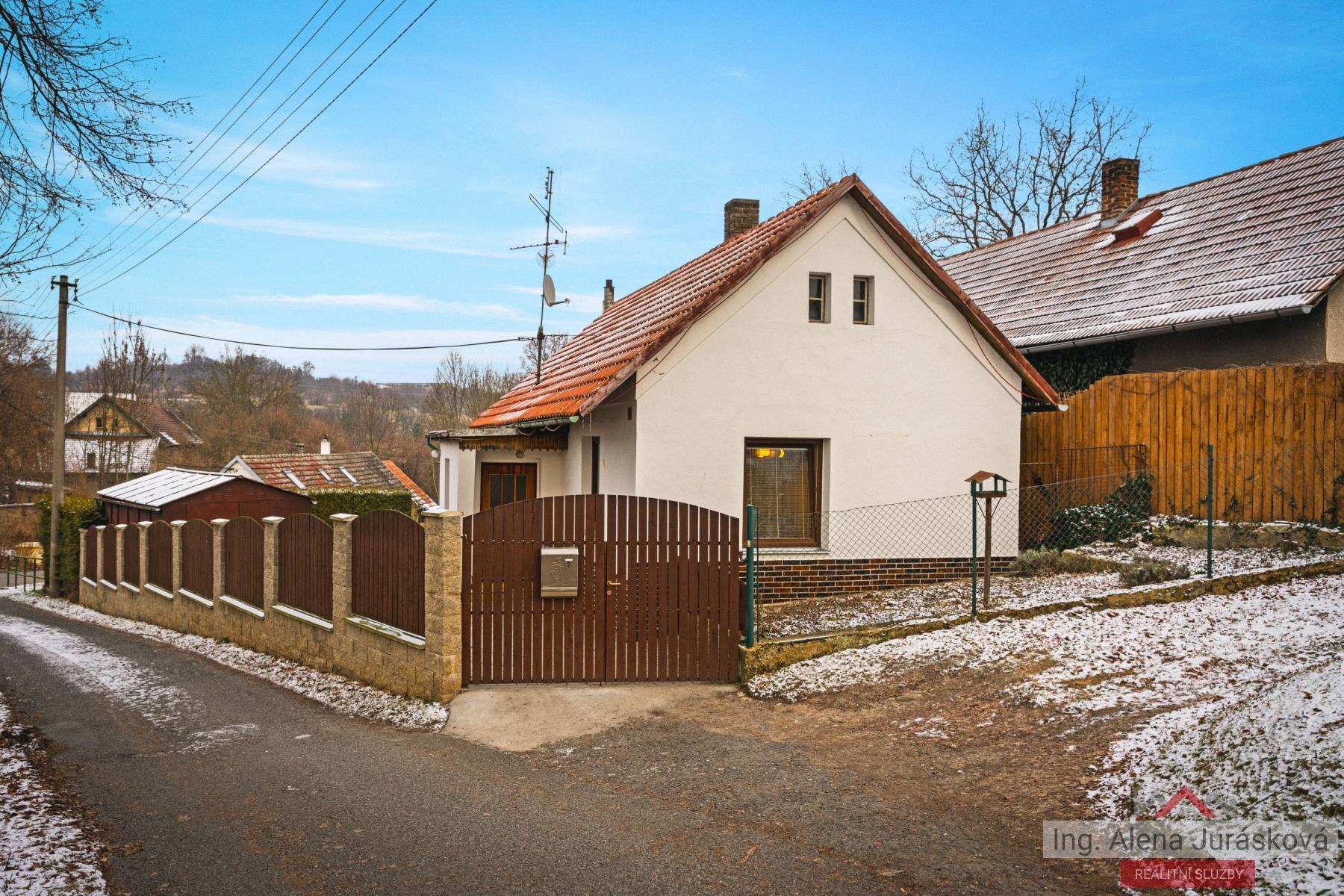 Prodej vesnické stavby rodinného domu 3+1, garáž, sklep, pozemek 405 m2, Bojanovice, Praha západ