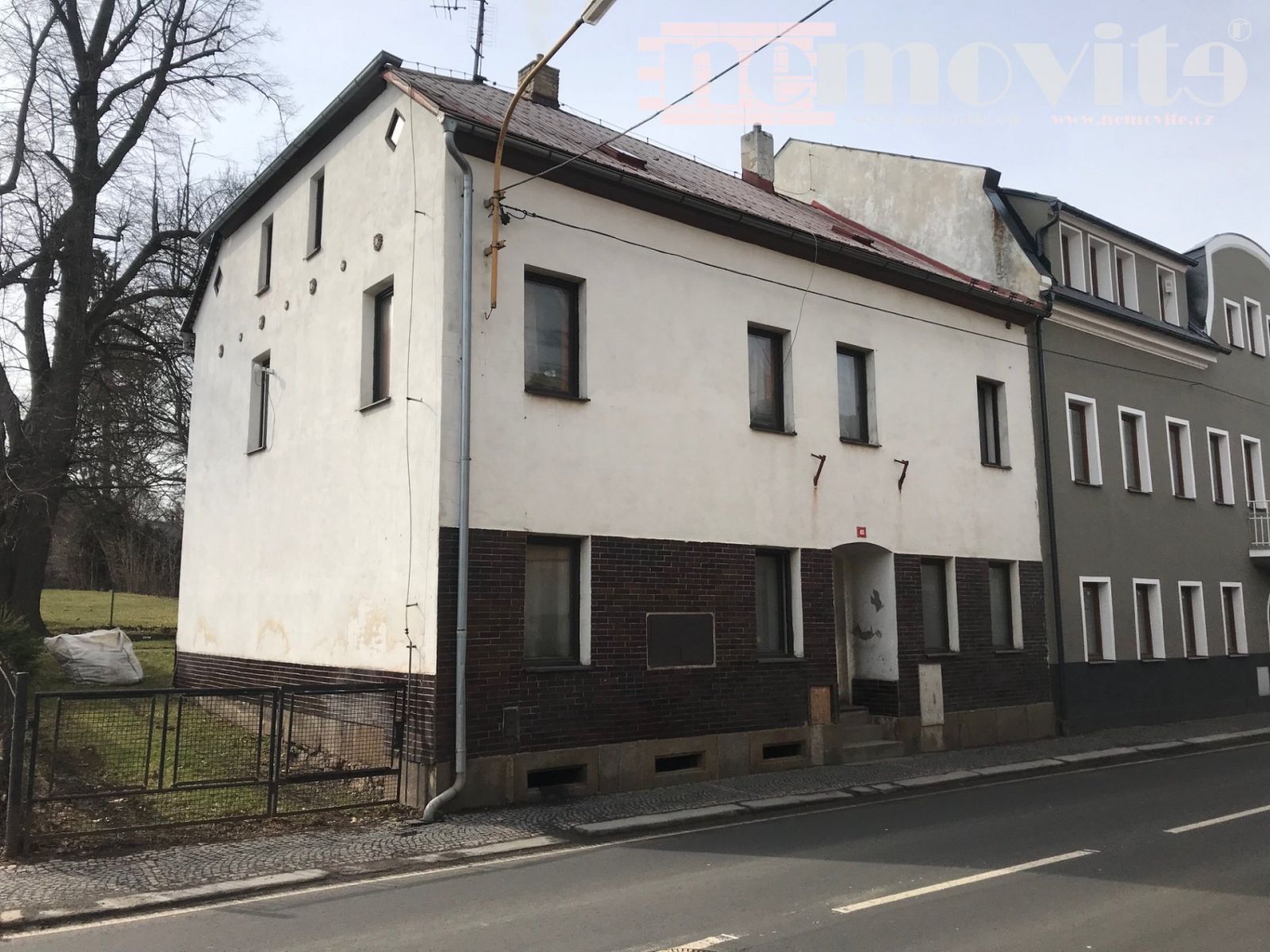 Exkluzivně nabízíme prodej bytového/rodinného  domu s pěti bytovými jednotkami v obci Šluknov