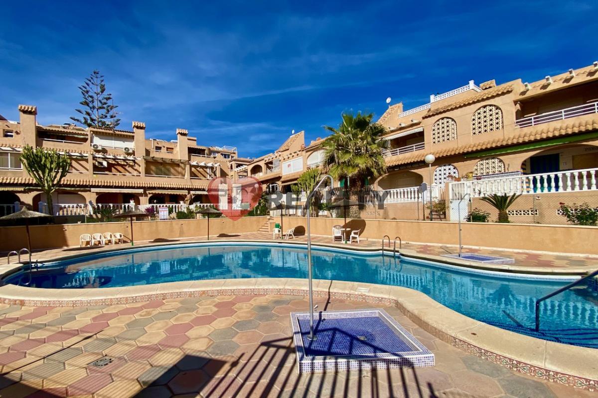 Prodej apartmán v přízemí 2+kk, bazén, Torrevieja, přímo u pláže La Mata 