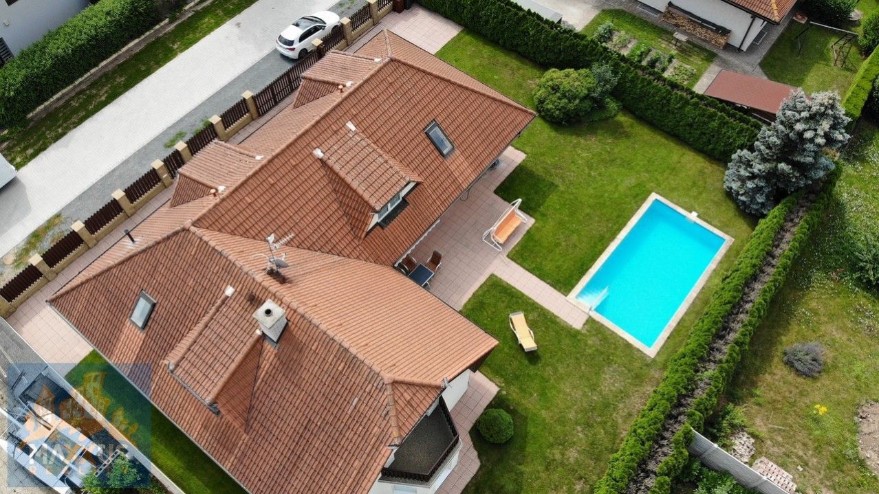 Prodej samostatného rodinného domu 5+kk (309,8 m2) s bazénem, Praha - Východ, Hovorčovice