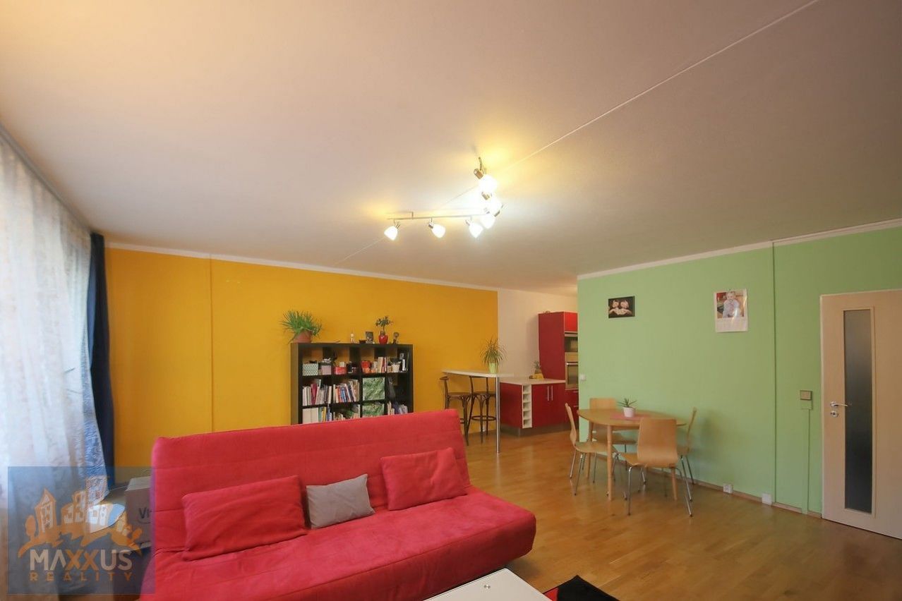 Pronájem prostorného bytu 2+kk/L (57,7 m2), garážové stání, Praha 4 - Nusle,  Na Pankráci