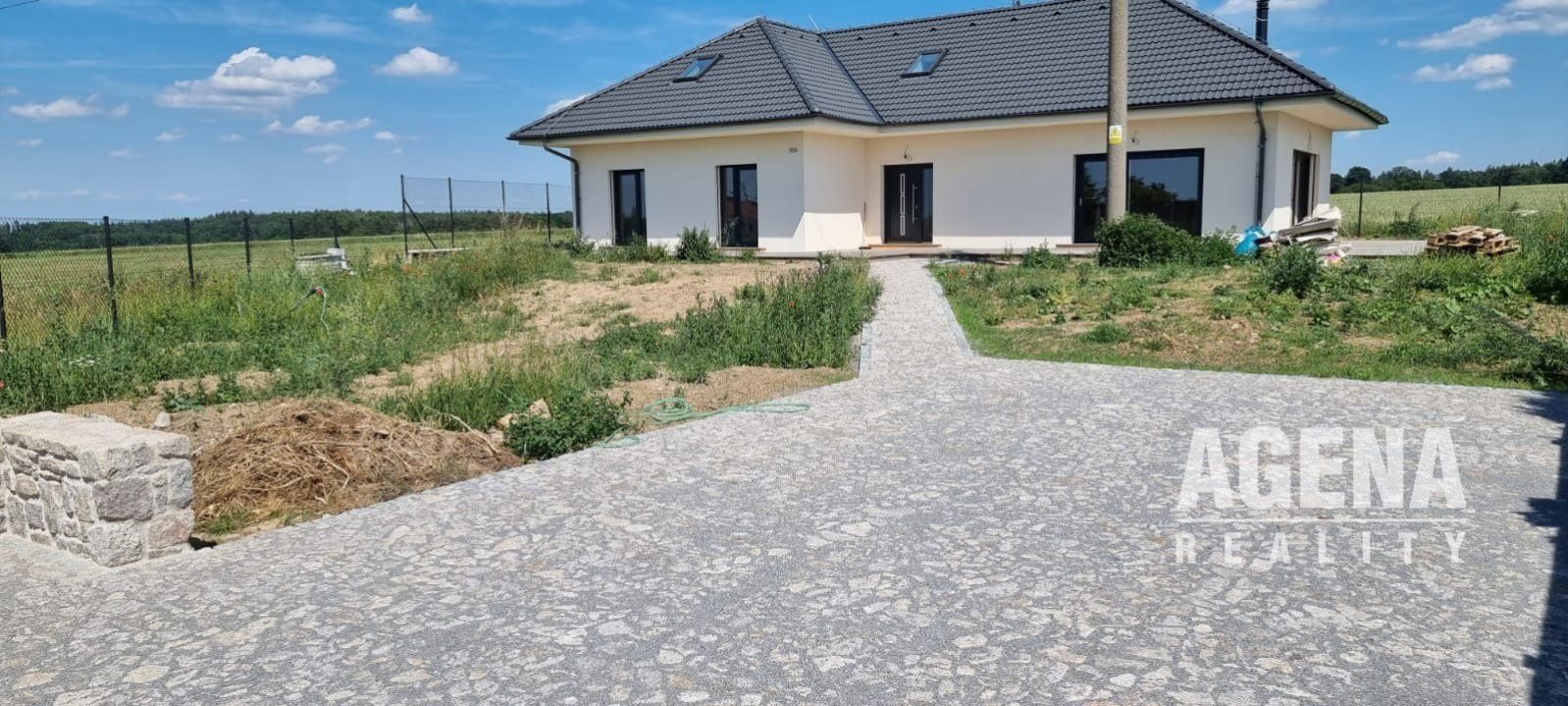 Novostavba rodinného domu o ploše 193 m2 v obci Doubek - nedaleko od Prahy