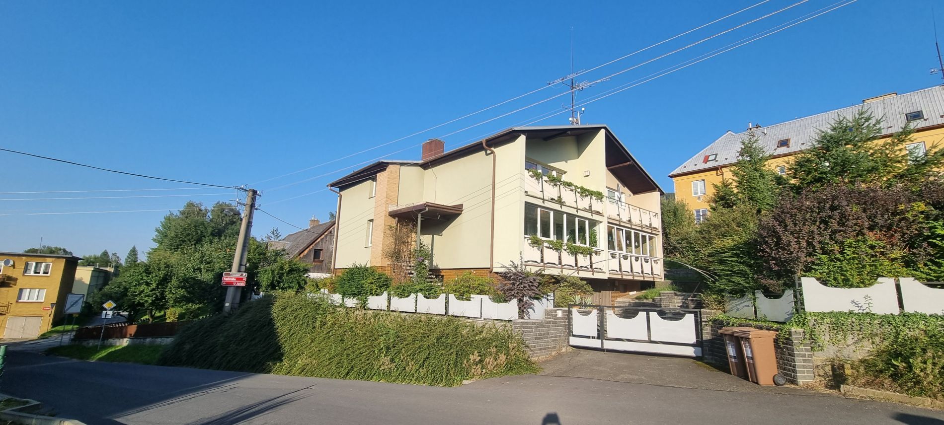 Prodej velmi pěkného rodinného domu s garáží  a zahradou na ul. Husova v Jeseníku, obrázek č. 1
