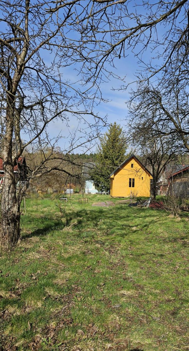 Prodej zahrady (695 m2) v os. vlast. s dřev. chatou ( 16m2, stáří 2 roky) v obci Mikulovice