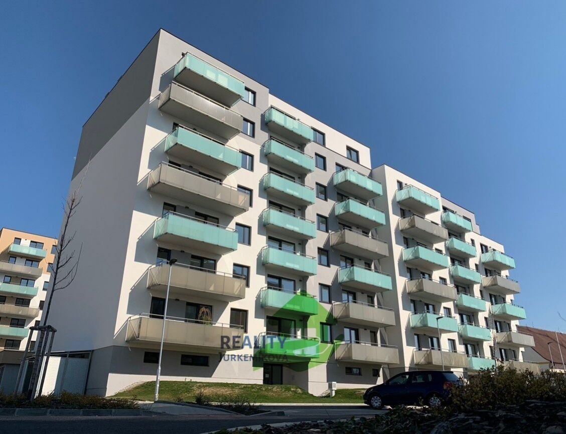 Pronájem bytu 2+KK s balkonem, s parkovacím stáním,  Na Zlaté stoce, České Budějovice