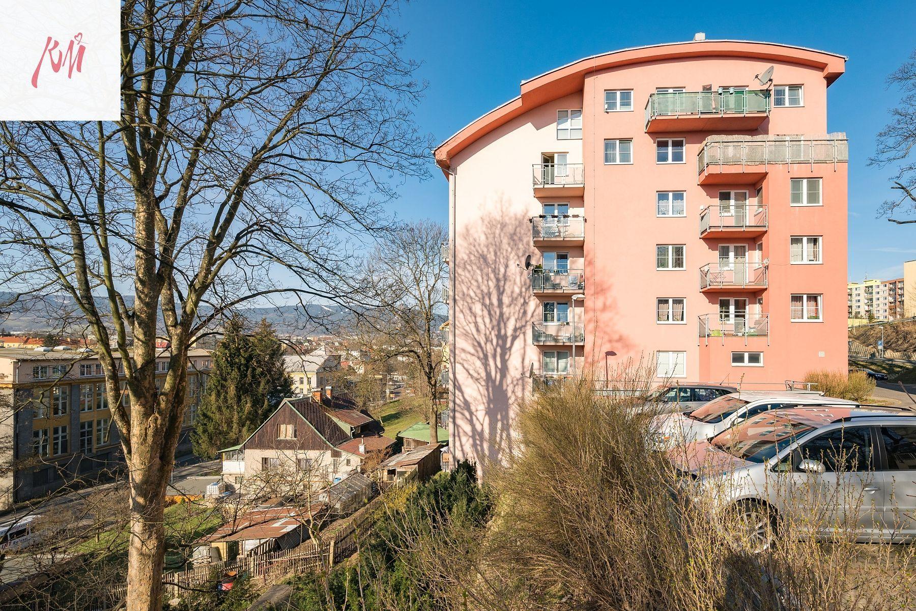 Pronájem pěkného bytu s balkonem a vlastním parkováním v Liberci - Rochlici, ulice Nádvorní, obrázek č. 1