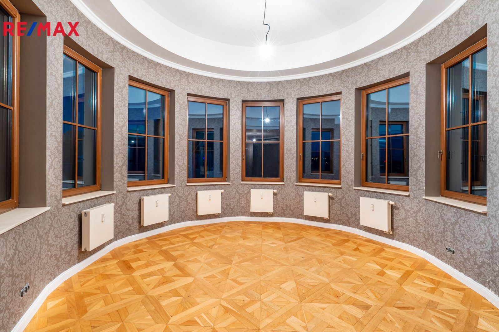 Luxusní dvoupodlažní byt 7+1 na prodej v centru Karlových Varů, obrázek č. 2