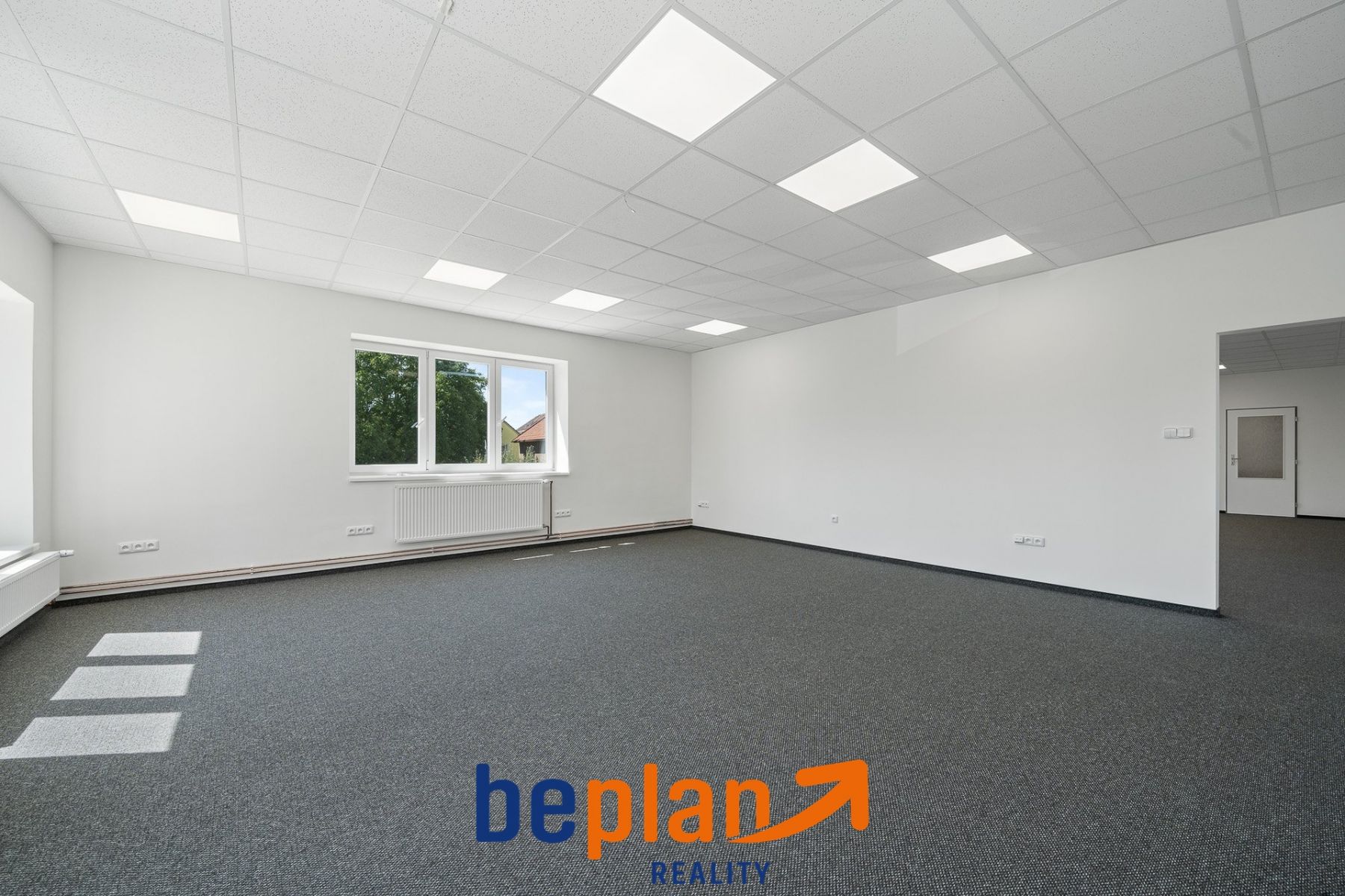 Nabízíme nově zrekonstruovaný komerční prostor o celkové užitné ploše cca 155 m2 + sklep v žádané lo, obrázek č. 3