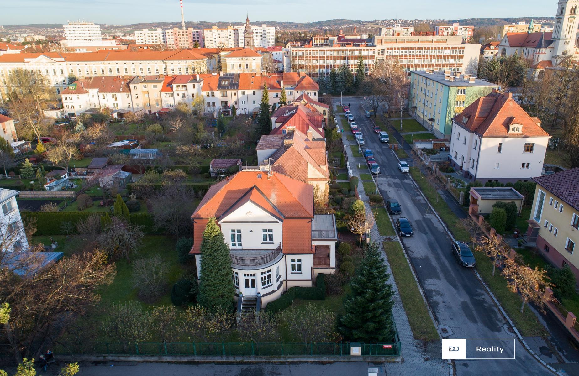 Prvorepubliková vila se zahradou a dvěma terasami ve vilové čtvrti u nemocnice, ul. Grünwaldova, ČB, obrázek č. 1