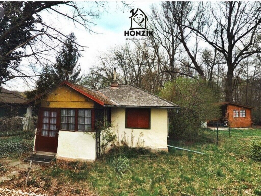 Zděná rekreační chata s UP 50 m2 na vlastním pozemku 357 m2, Káraný, okr. Praha - východ