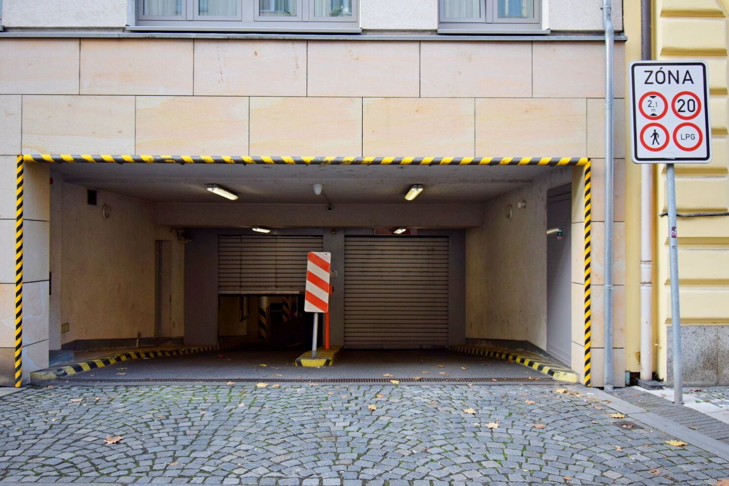 Garážové stání v bytovém domě u metra Anděl, ul. Klicperova, Praha 5 Smíchov, obrázek č. 2