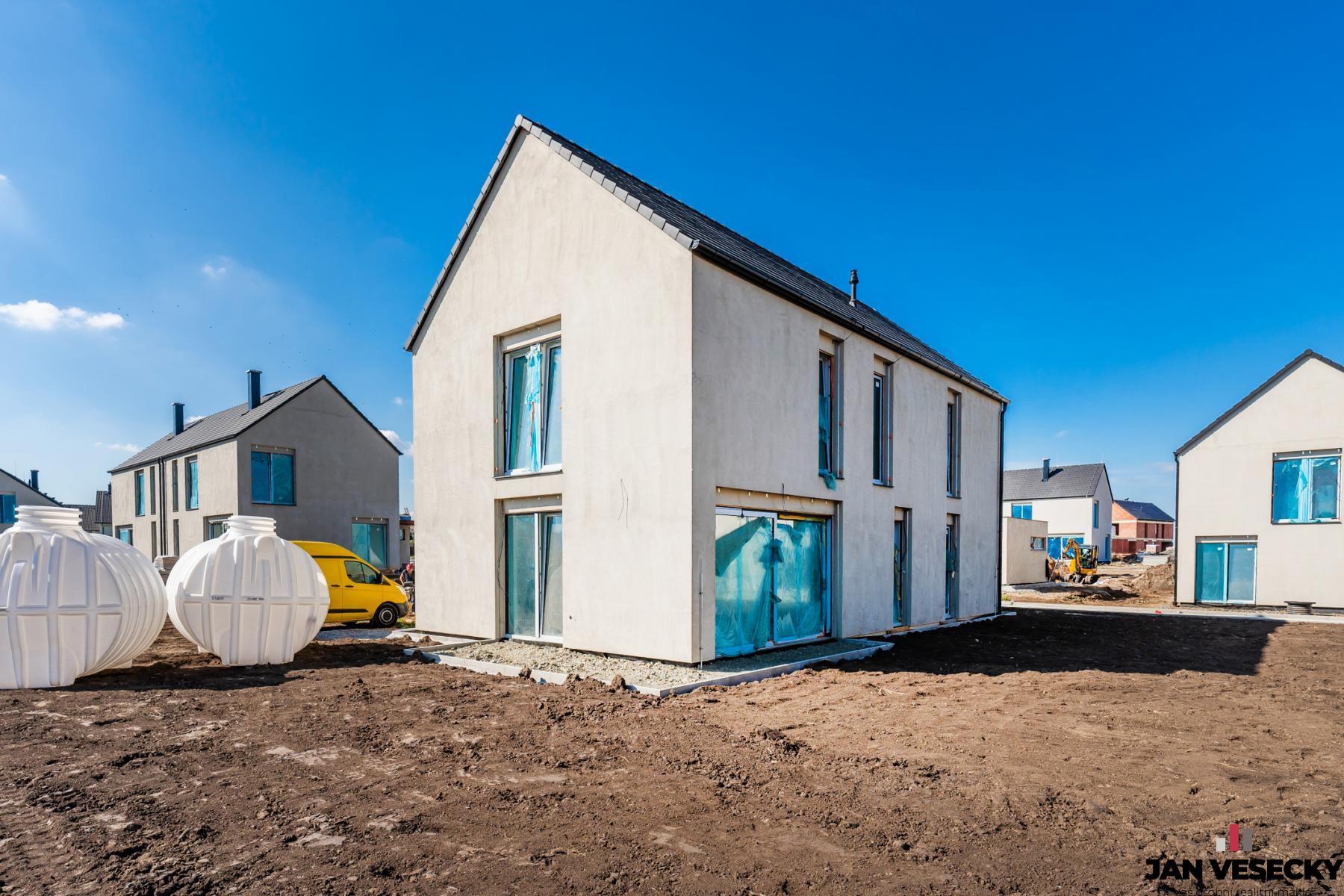 Prodej novostavby rodinného domu 6+kk s dvojgaráží, 193 m2, pozemek 1001 m2, Veleň - U Kovárny, obrázek č. 2