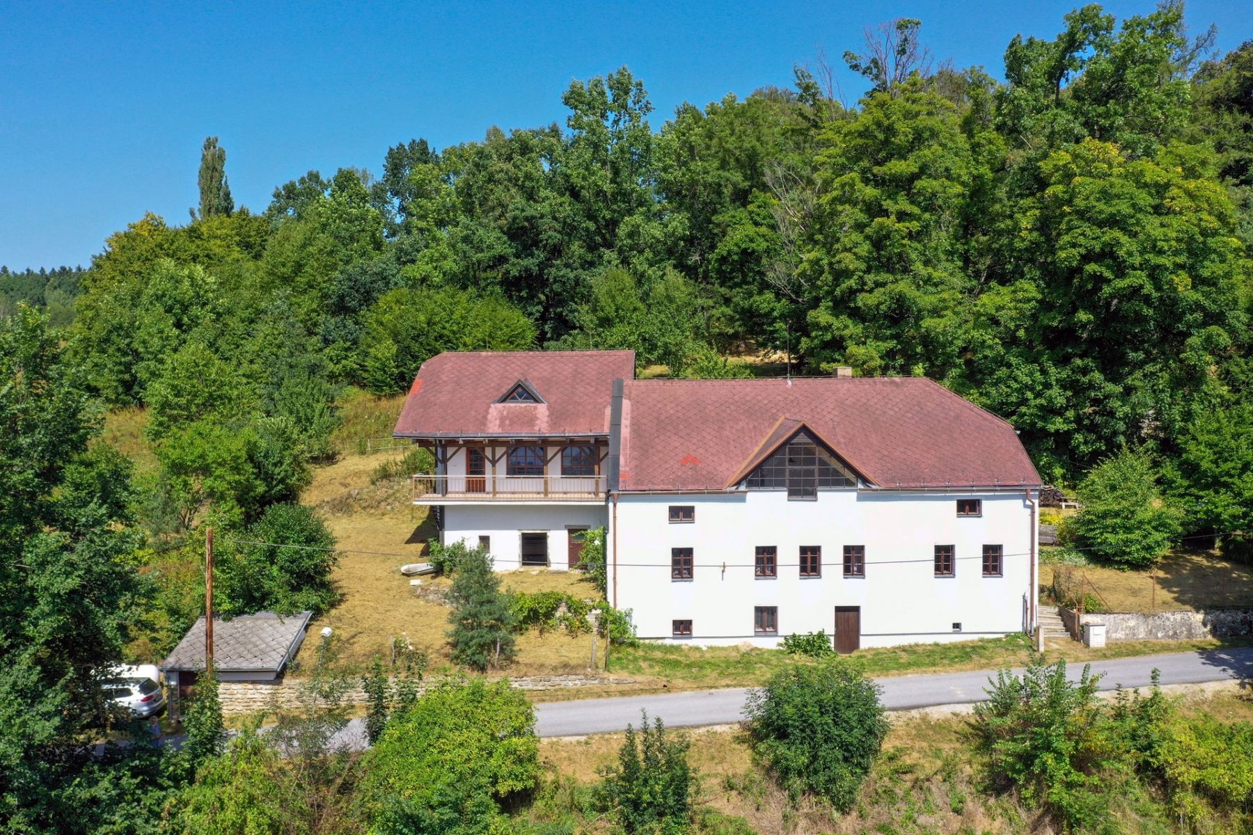 Prodej prostorného rodinného domu s úchvatným výhledem na Lipno (3 bytových jednotky), 400 m2 - Horn, obrázek č. 1