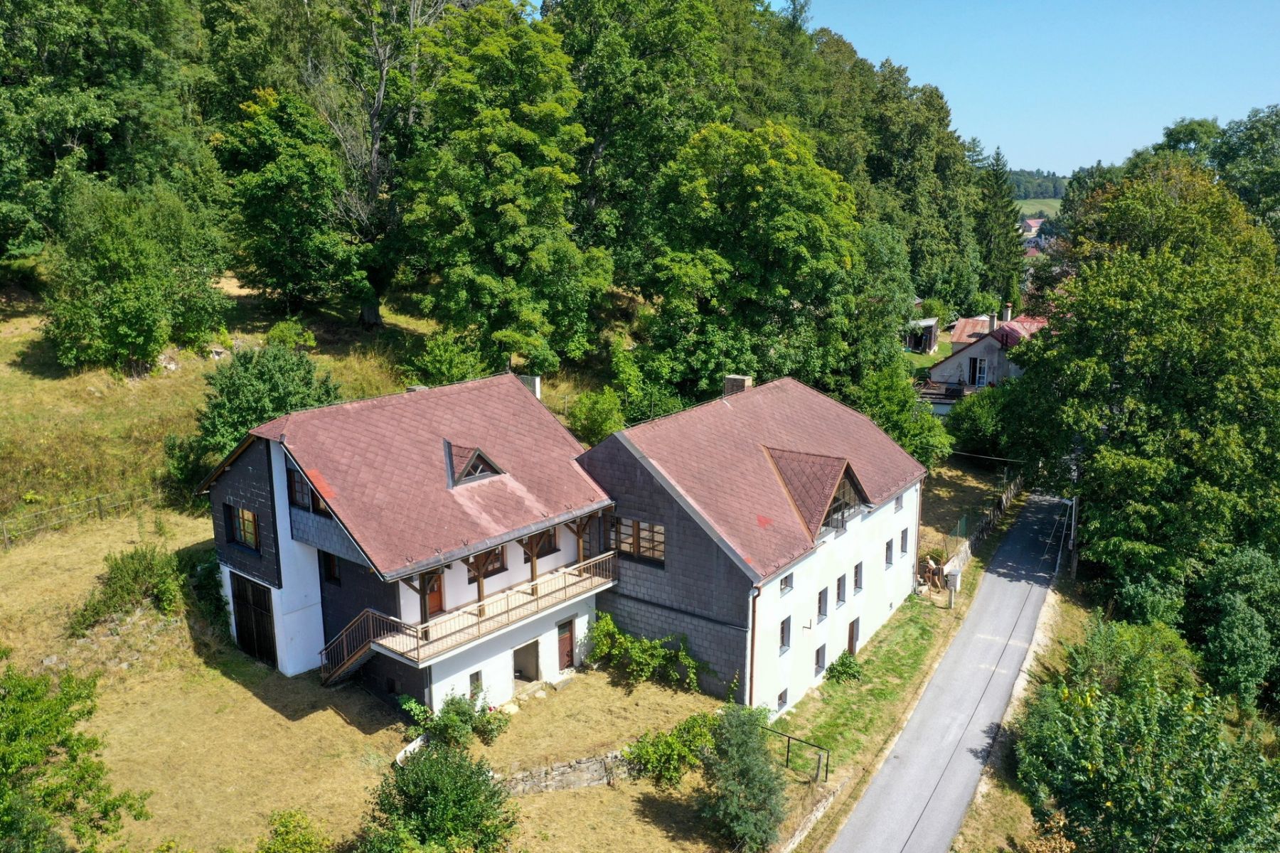 Prodej prostorného rodinného domu s úchvatným výhledem na Lipno (3 bytových jednotky), 400 m2 - Horn, obrázek č. 2