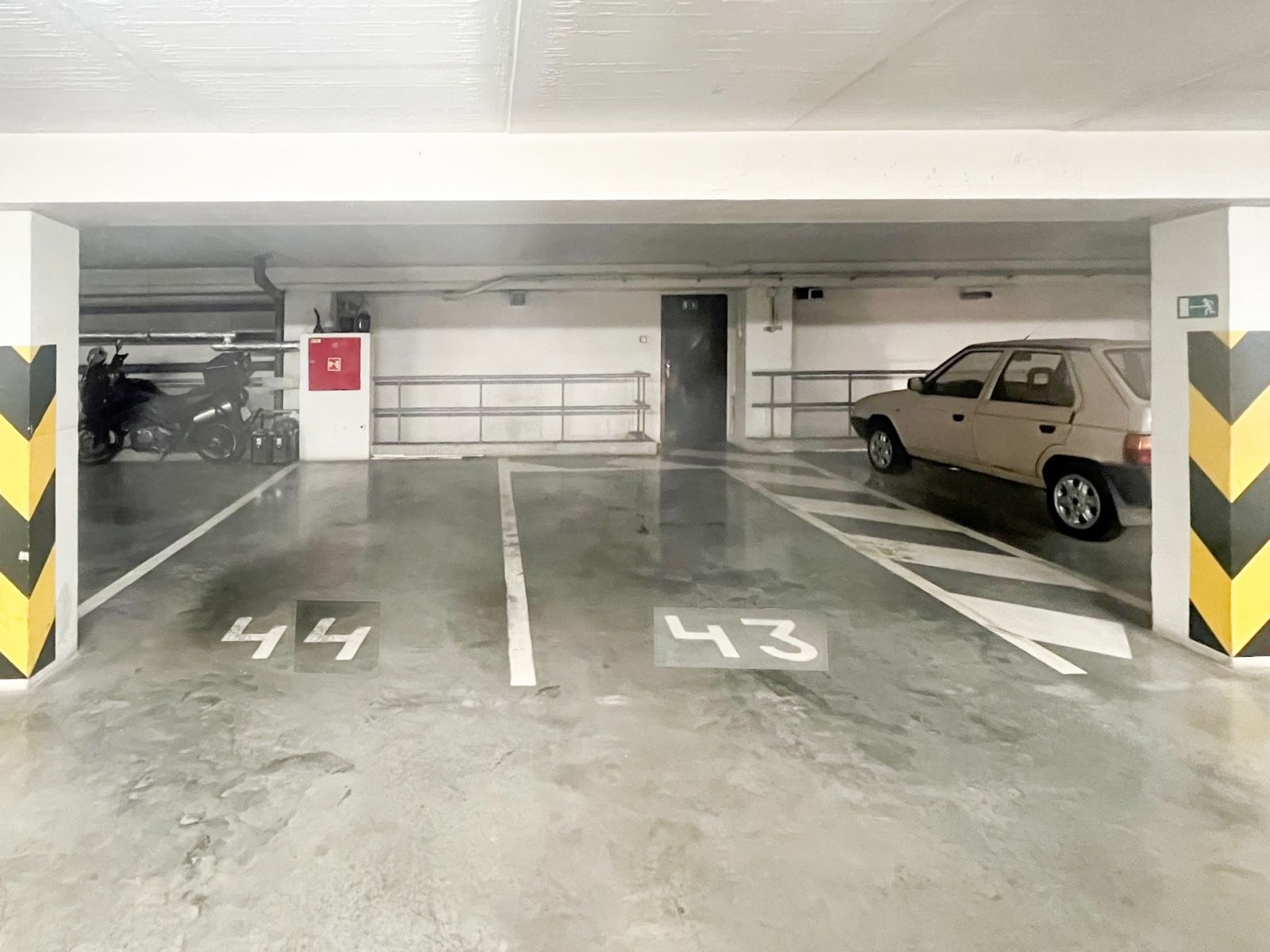 Garážové parkovací stání, 15 m2 - Praha, Modřany, obrázek č. 1