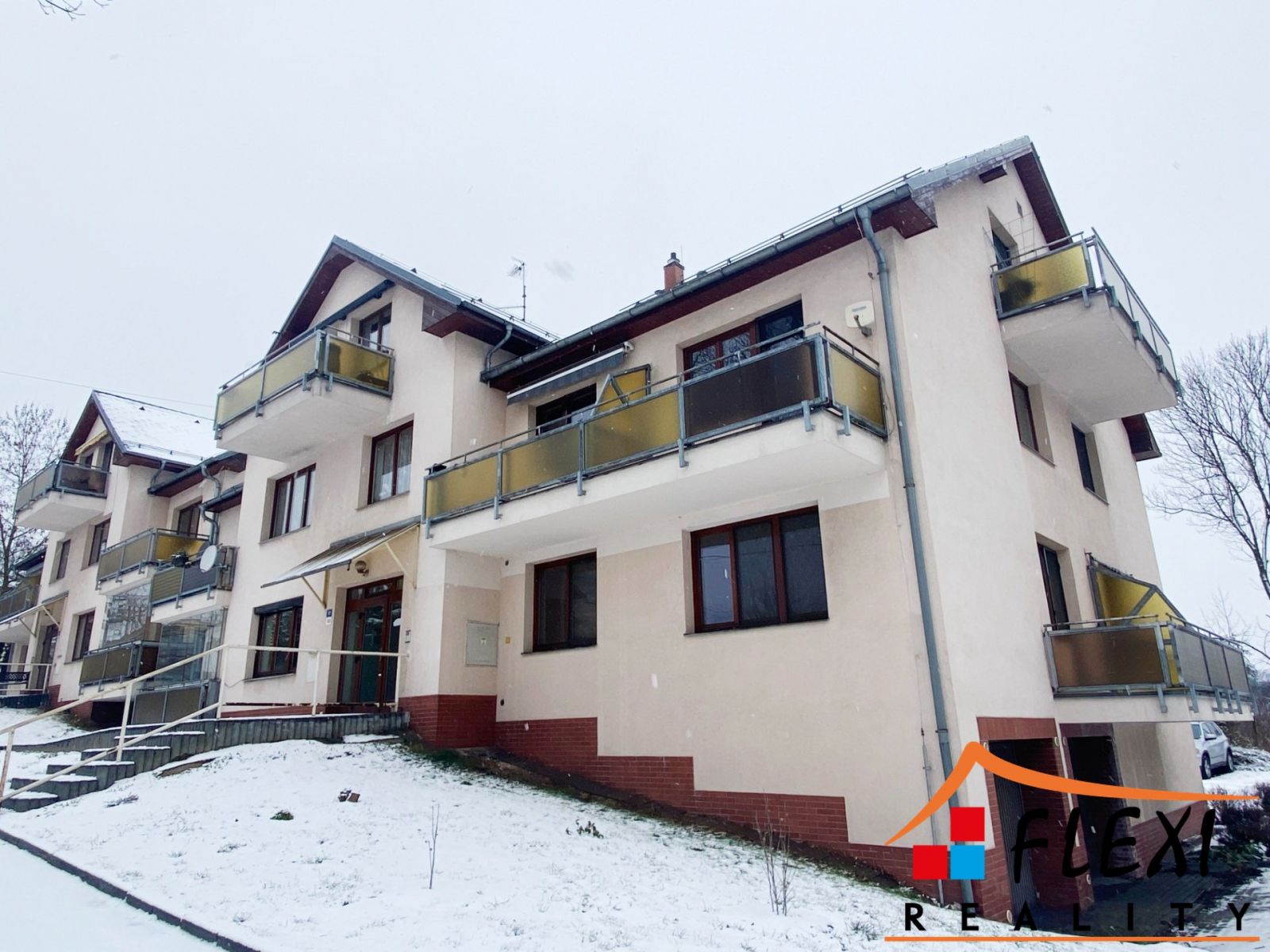 Pronájem prostorného bytu 1+1 s balkónem (45 m2)  a vlastní garáží (22 m2), dr. vl., Ostrava-Michálk, obrázek č. 1