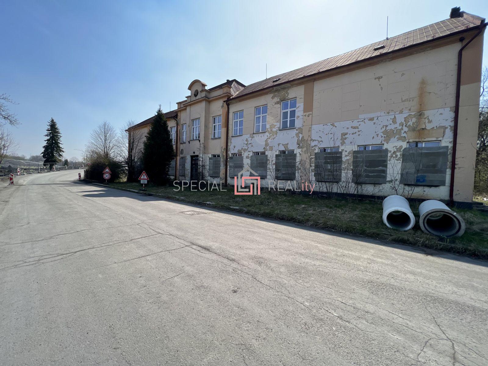 Prodej budovy bývalé školy v Karviná-Darkov s pozemkem o rozloze 2023 m2, obrázek č. 1